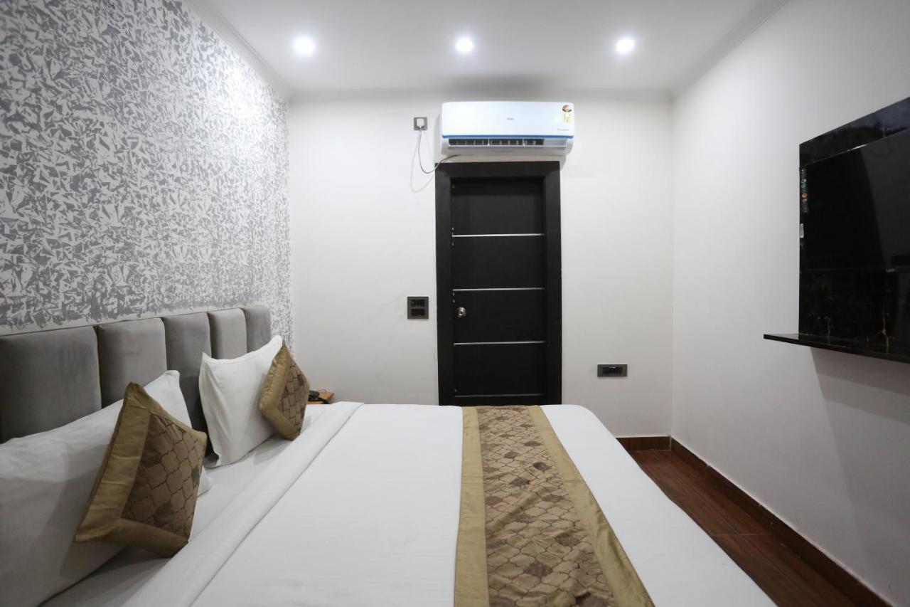 Hotel Twamev Couple Friendly Laxmi Nagar นิวเดลี ภายนอก รูปภาพ