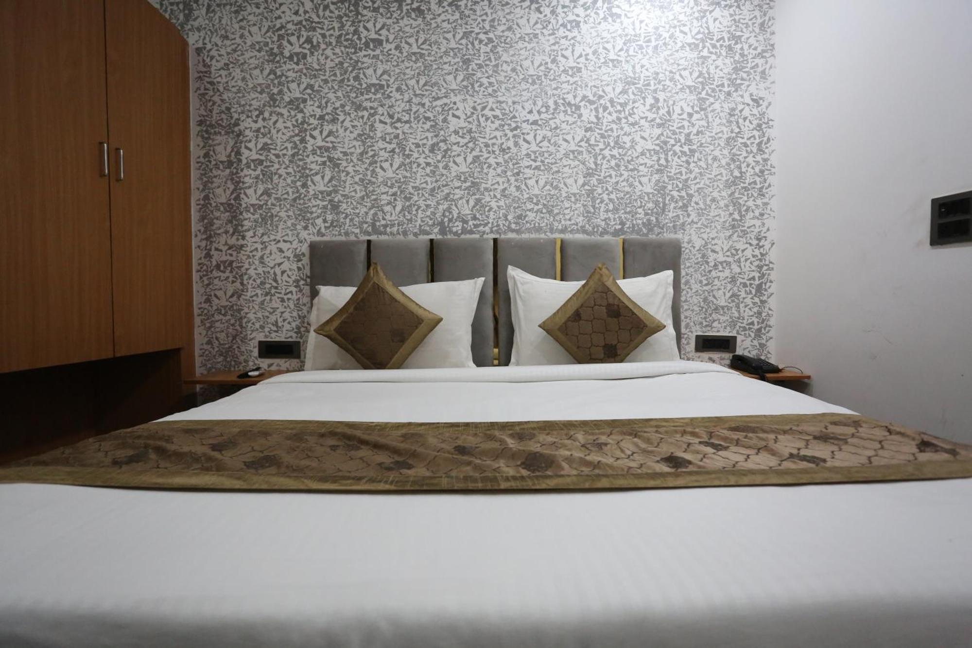 Hotel Twamev Couple Friendly Laxmi Nagar นิวเดลี ภายนอก รูปภาพ