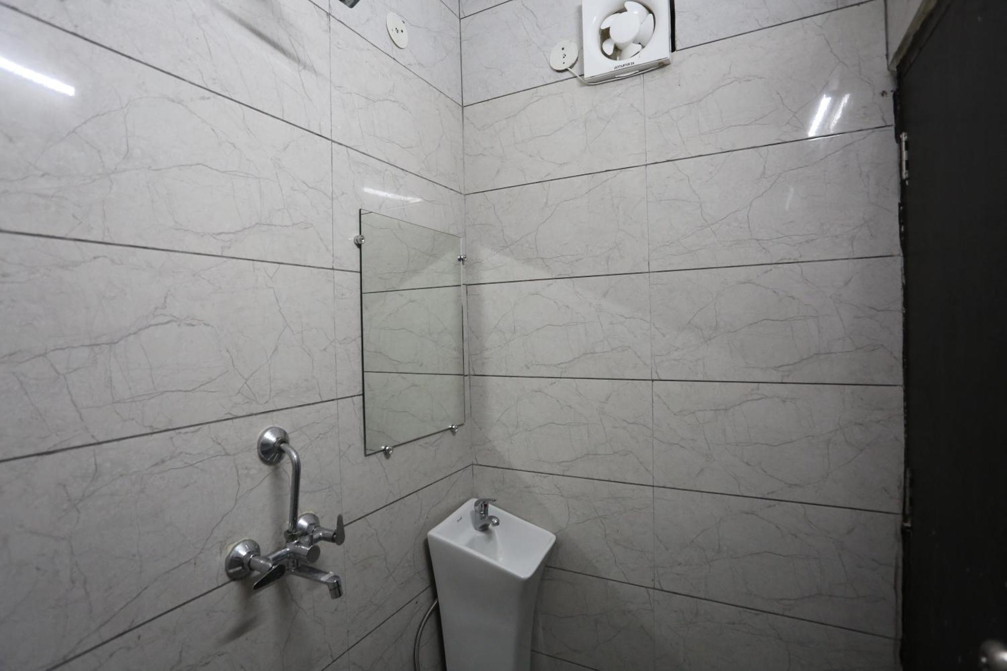 Hotel Twamev Couple Friendly Laxmi Nagar นิวเดลี ภายนอก รูปภาพ