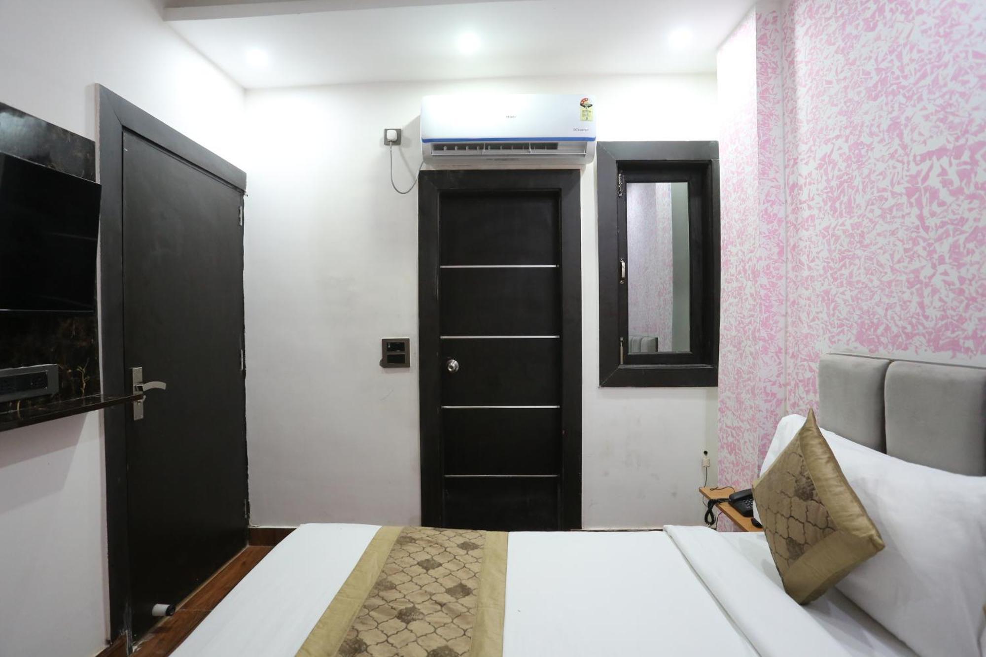 Hotel Twamev Couple Friendly Laxmi Nagar นิวเดลี ภายนอก รูปภาพ