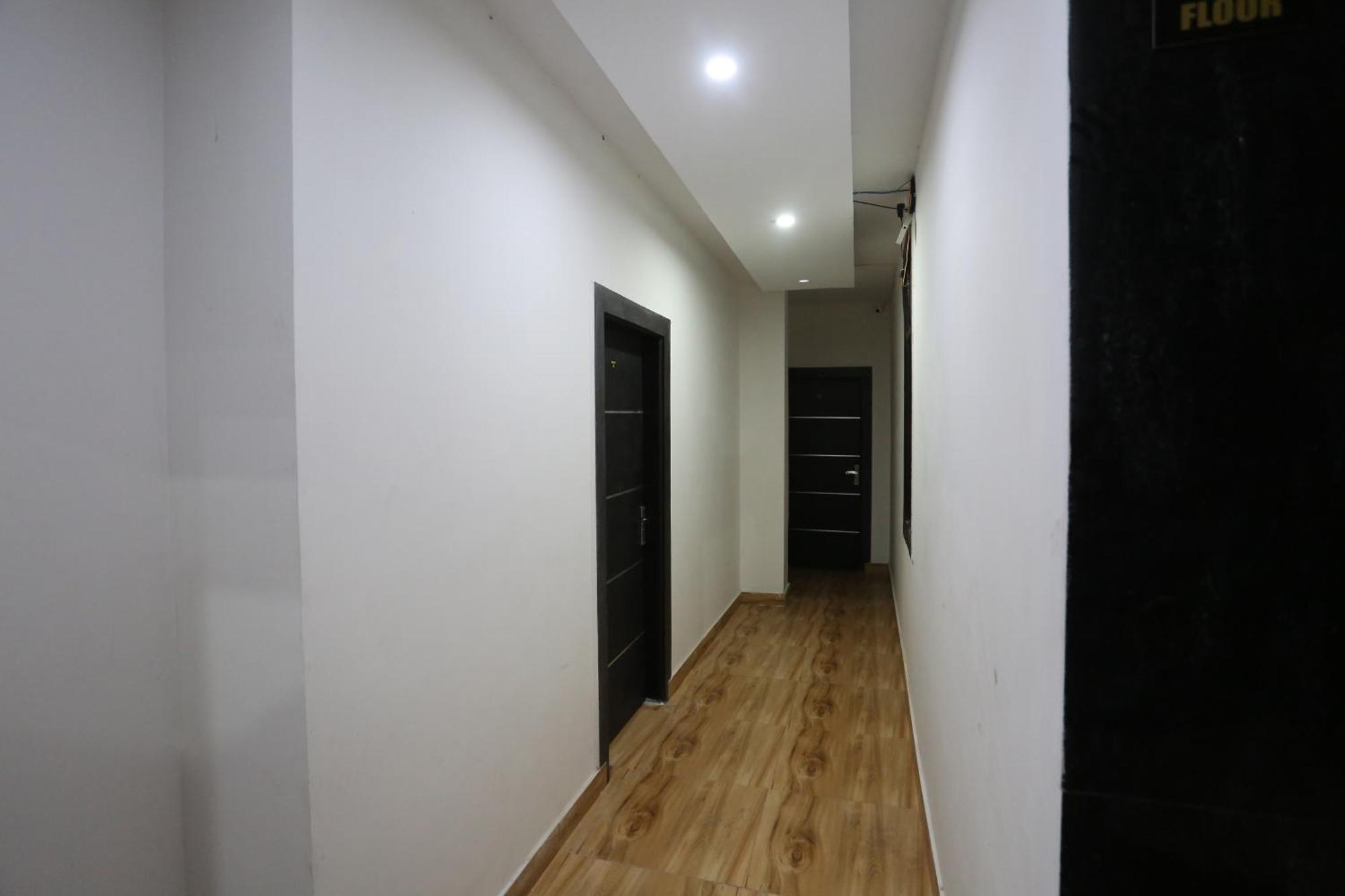 Hotel Twamev Couple Friendly Laxmi Nagar นิวเดลี ภายนอก รูปภาพ